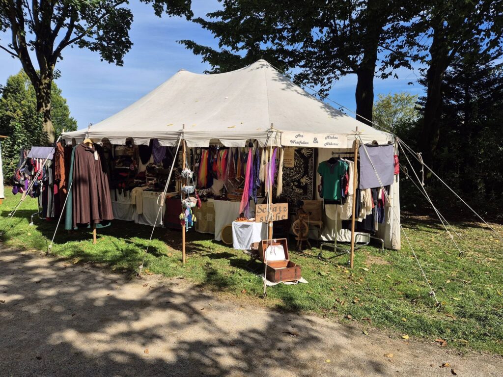 Der Mittelalterliche Herold Stand mit der Ware von Michas Hoekerei und Ars Westfalica Ihrer Ware